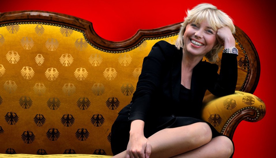 simone-solga-bei-merkels-unterm-sofa-kabarettissimo